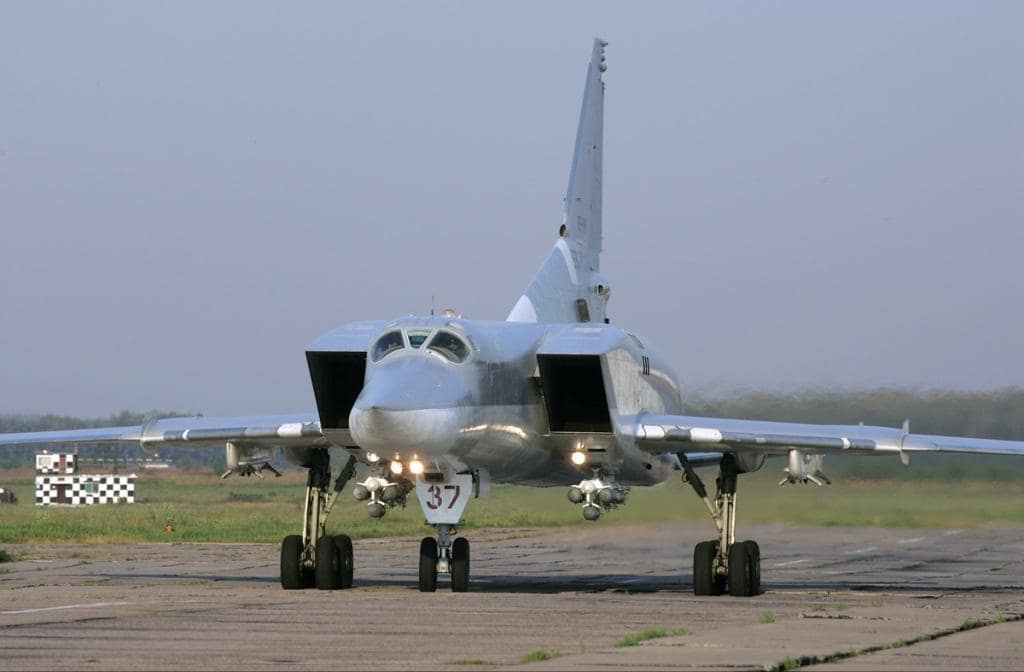 Сверхзвуковой дальний бомбардировщик Ту-22М3М также может быть переоборудован для внешней установки двух-четырех пусковых устройств ракет Х-47М2 на существующие точки подвески под воздухозаборниками и центропланом